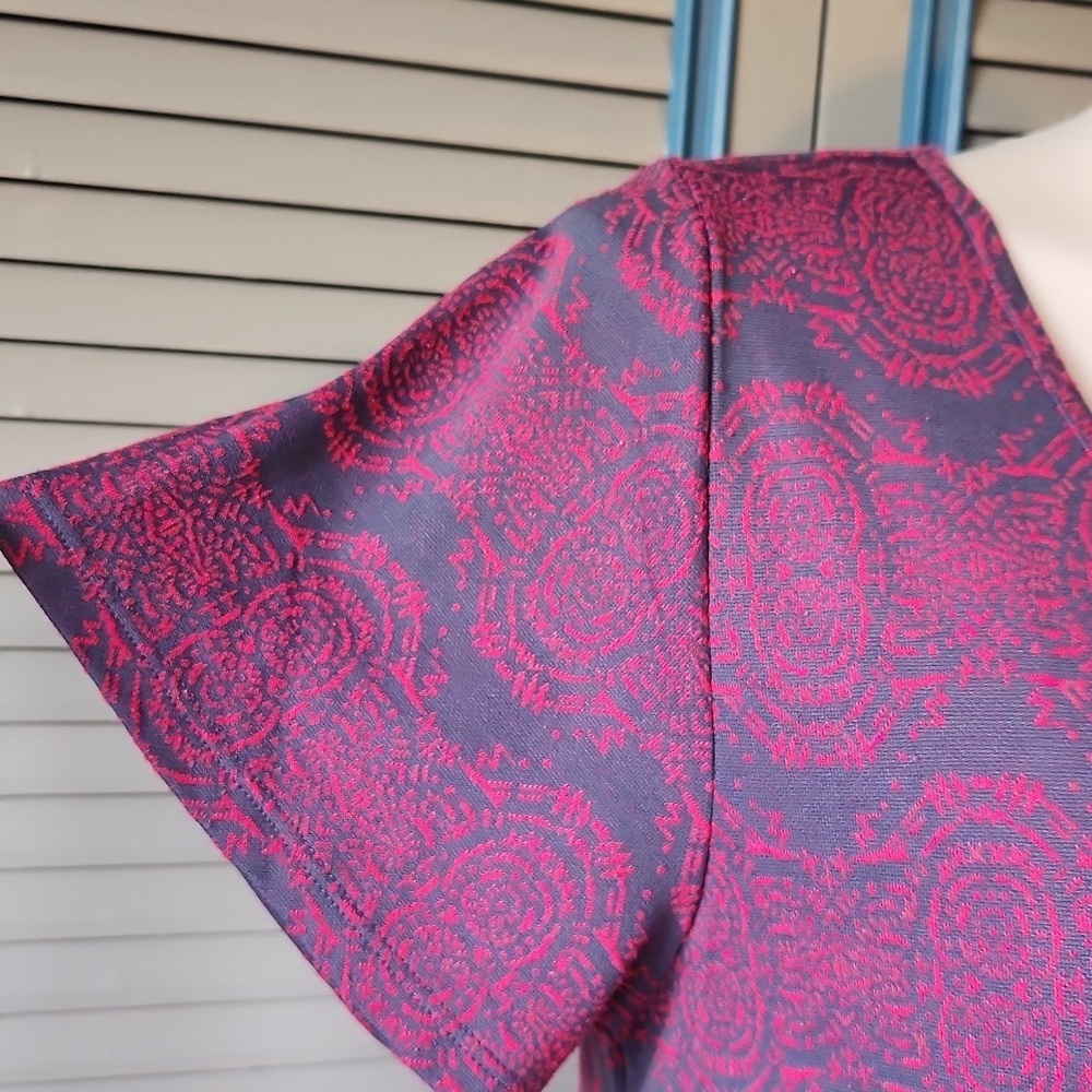 LuLaRoe Grey & Pink Scoop Neck Top - Picture 4 of 10